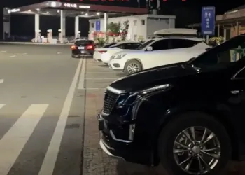 汽车离加油站20多米燃油耗尽，车主请加油员手动灌油被拒，无奈花350元叫拖车