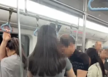 西安地铁上一大爷被指偷拍年轻女性，当事女子怒斥其“为老不尊”