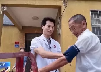 放弃留在城里的机会，填补家乡医疗的空白，尹传波的选择和坚守，就是医者初心。