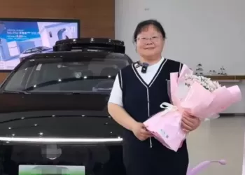 近日，江苏泰州靖江街头，护士王芳和热心市民一起“顶车救人”的事迹火遍全网。