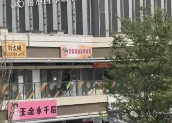 生肉旁边蛆虫蠕动！订单过万的“幽灵外卖”后厨曝光，网友：看吐了！