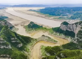 河南济源：黄河峡谷回水湾水位回落露出河滩。
