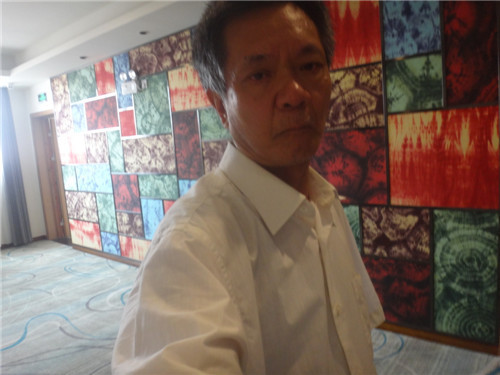 自贡城市盐文化信仰力量，扎染文化用于酒店装饰。