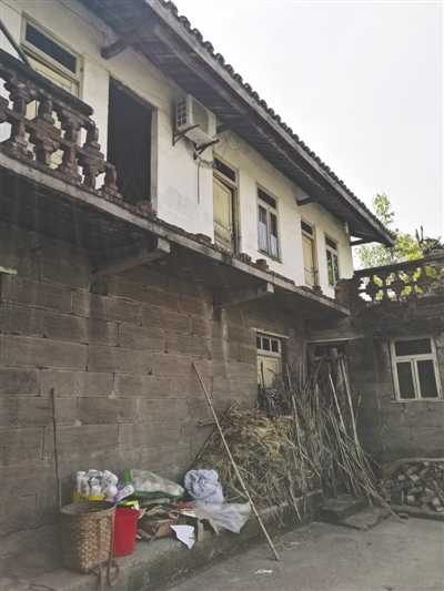 vwAl-fyeyqem0981454.jpg