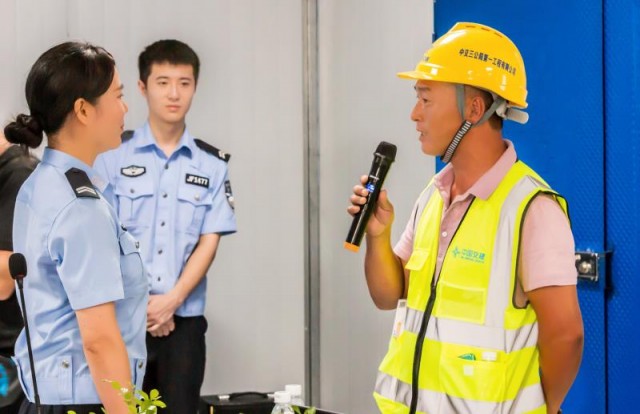 大安大队“关爱生命，平安出行” 3D大联盟警民文化活动进工地-5.jpg