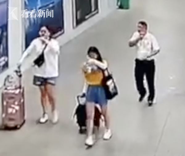 两女医学生跪地救人无效后痛哭却遭网友恶评吐槽 逝者家属回应-2.png