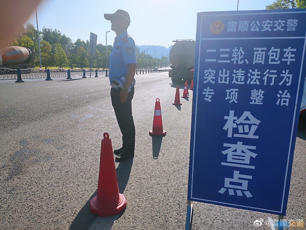 整治二三轮、面包车突出违法专项行动，富顺公安交警抓清晨、午间各时段不放松！-1.jpg