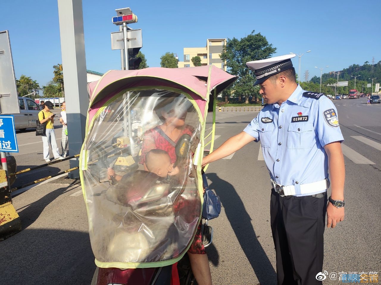 整治二三轮、面包车突出违法专项行动，富顺公安交警抓清晨、午间各时段不放松！-8.jpg