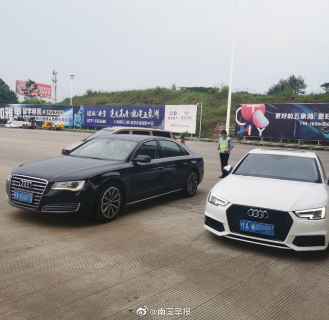 两辆桂A奥迪高速飙车！交警一查：司机俩是父子关系-1.jpg