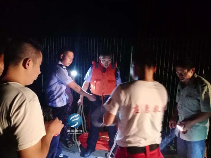 紧急！富顺一男子被困水流湍急桥洞，危急时刻…-2.jpg