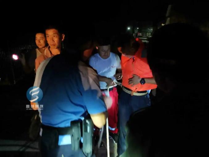 紧急！富顺一男子被困水流湍急桥洞，危急时刻…-5.jpg