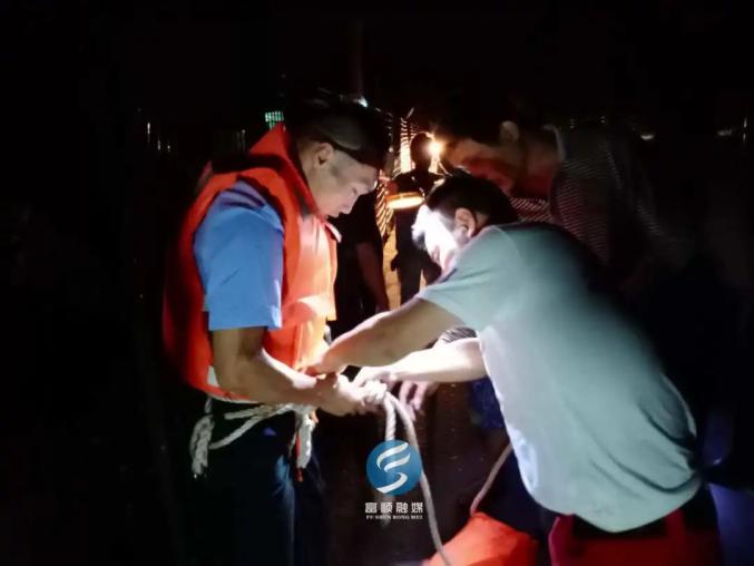 紧急！富顺一男子被困水流湍急桥洞，危急时刻…-7.jpg