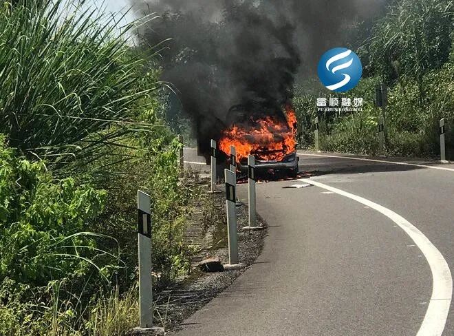 【惊险】一小车在富顺这里突然起火，车身被烧得面目全非...-1.jpg