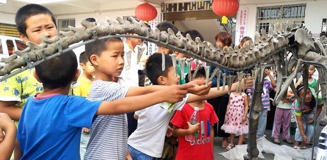 “恐龙拼图”带给富顺百余名留守儿童欢乐-1.jpg