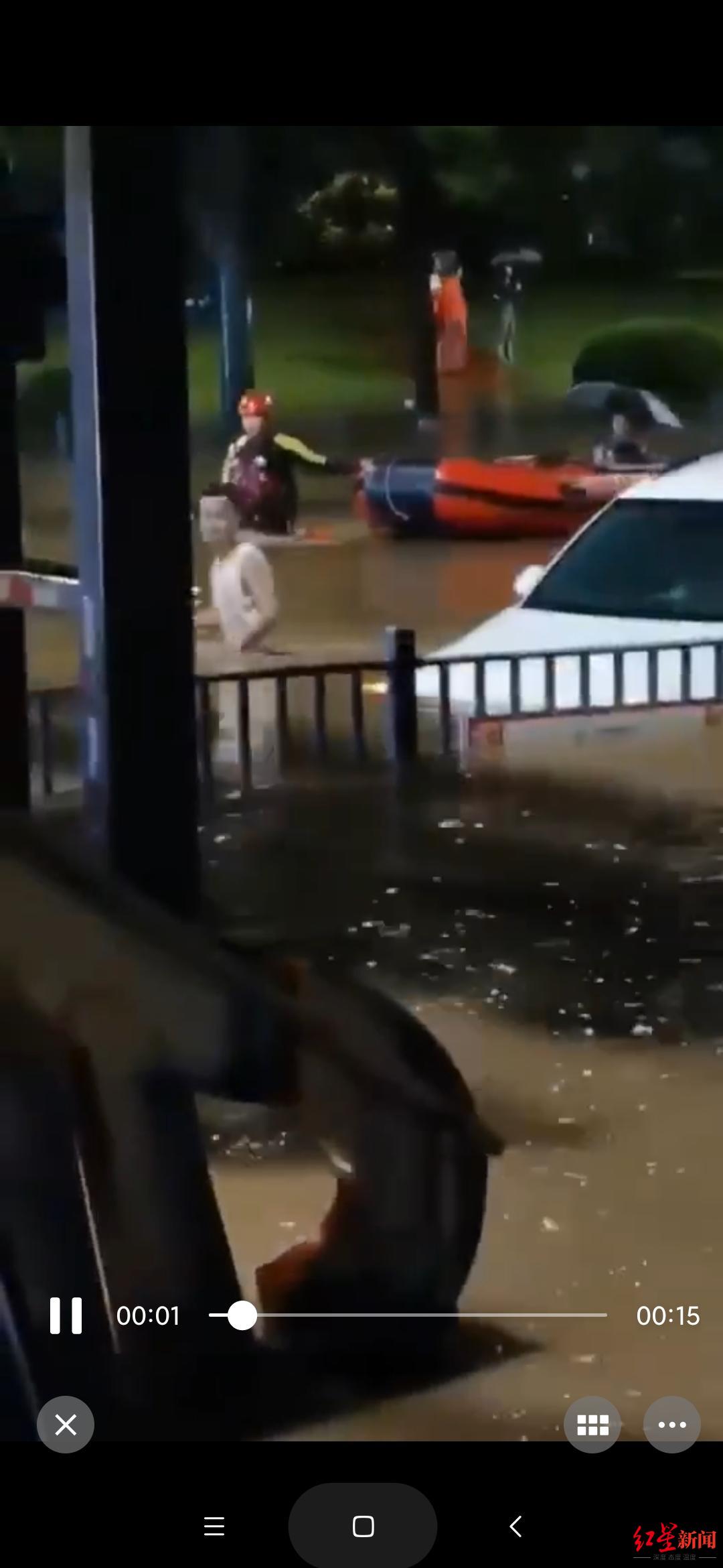 30秒｜四川自贡深夜暴雨车辆被淹 “烧烤哥”现场椒盐普通话播报火了-1.jpg