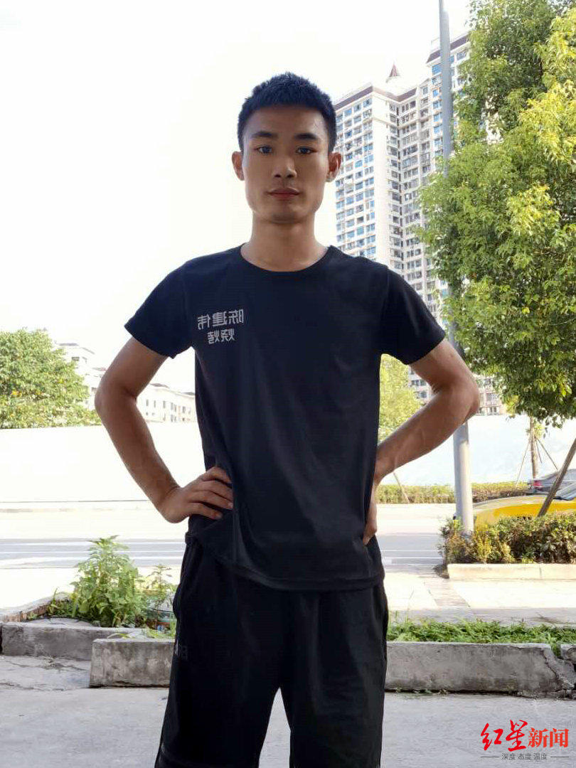 30秒｜四川自贡深夜暴雨车辆被淹 “烧烤哥”现场椒盐普通话播报火了-3.jpg