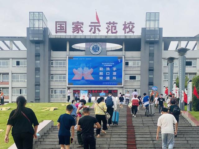 中职教育受热捧！4200余名新生到自贡职业技术学校报到-1.jpg