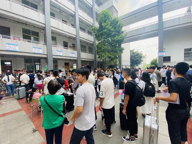 中职教育受热捧！4200余名新生到自贡职业技术学校报到-5.jpg
