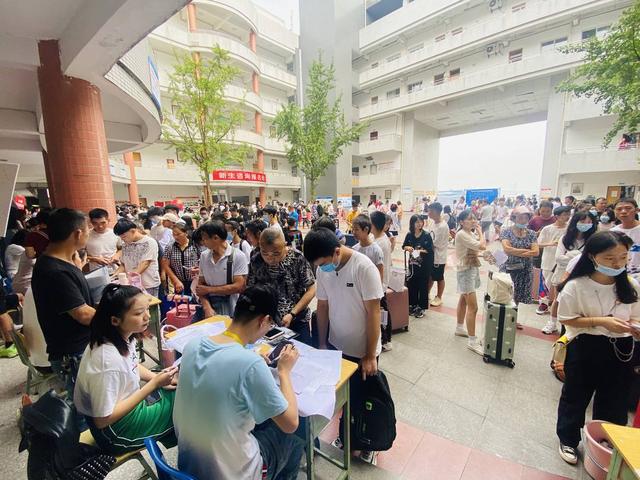 中职教育受热捧！4200余名新生到自贡职业技术学校报到-3.jpg