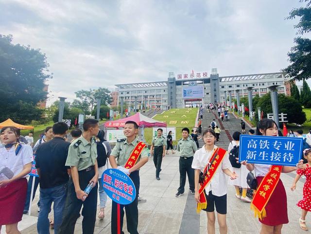 中职教育受热捧！4200余名新生到自贡职业技术学校报到-2.jpg