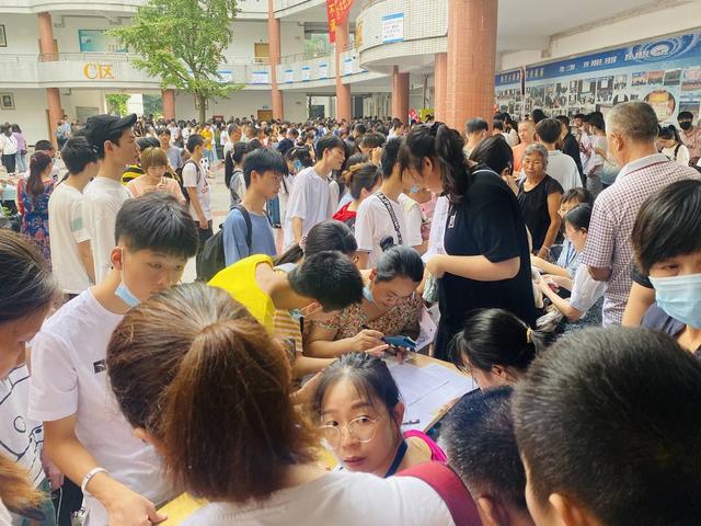 中职教育受热捧！4200余名新生到自贡职业技术学校报到-4.jpg