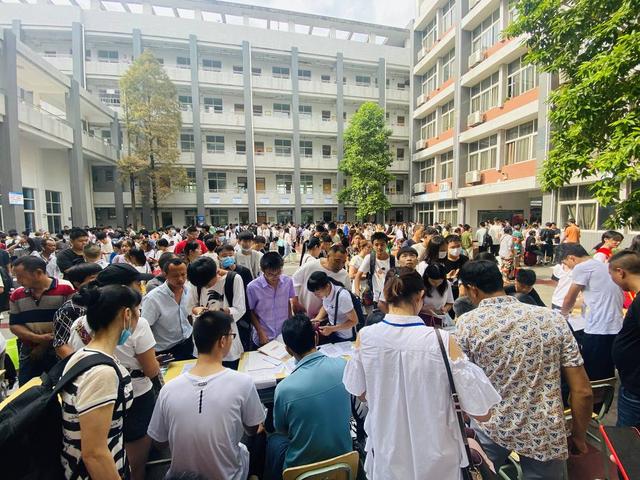 中职教育受热捧！4200余名新生到自贡职业技术学校报到-6.jpg