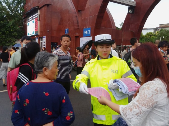 大安交警走进学校幼儿园开展“文明交通第一课”暨“创文行动”宣传活动-2.jpg