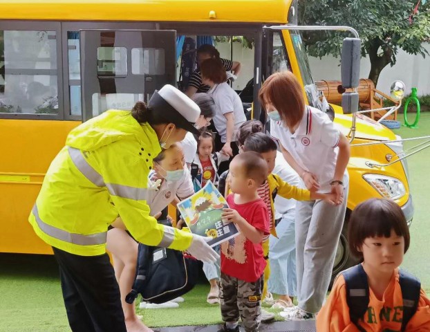 大安交警走进学校幼儿园开展“文明交通第一课”暨“创文行动”宣传活动-4.jpg