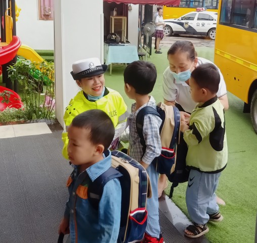 大安交警走进学校幼儿园开展“文明交通第一课”暨“创文行动”宣传活动-5.jpg