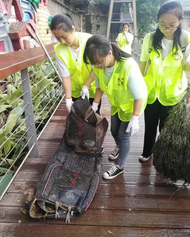 自贡自流井组织护河志愿队 15名队员半月清理枯枝败叶等百余斤-3.jpg