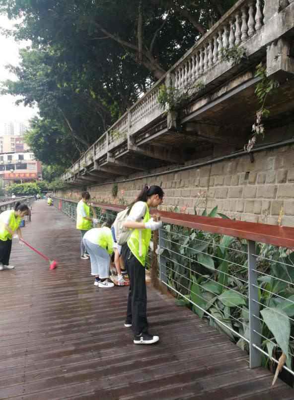 自贡自流井组织护河志愿队 15名队员半月清理枯枝败叶等百余斤-2.jpg