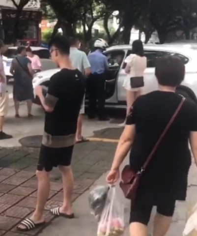 太暴躁了吧！五医院门口一男子违章跟竟然和交警对到干（附视频）-1.jpg