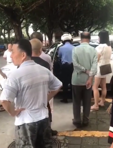 太暴躁了吧！五医院门口一男子违章跟竟然和交警对到干（附视频）-2.jpg