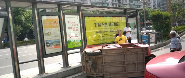 突发丨自贡一川A小车冲上公交站台，撞倒了一辆三轮车（附视频）-2.jpg
