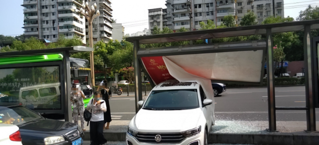 突发丨自贡一川A小车冲上公交站台，撞倒了一辆三轮车（附视频）-1.jpg