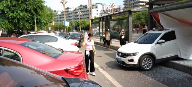 突发丨自贡一川A小车冲上公交站台，撞倒了一辆三轮车（附视频）-3.jpg