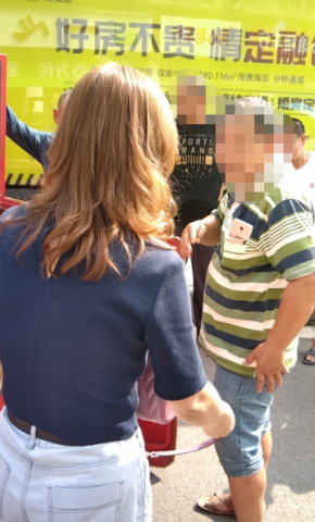 突发丨自贡一川A小车冲上公交站台，撞倒了一辆三轮车（附视频）-4.jpg