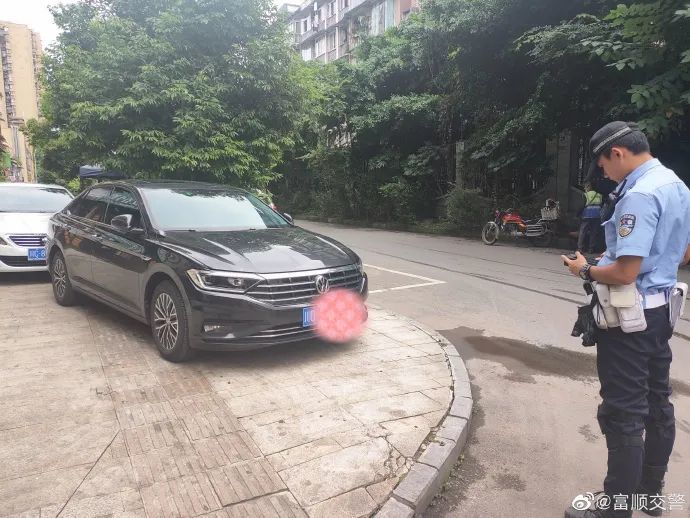 富顺这里乱停乱放！交警：马上安排……-3.jpg
