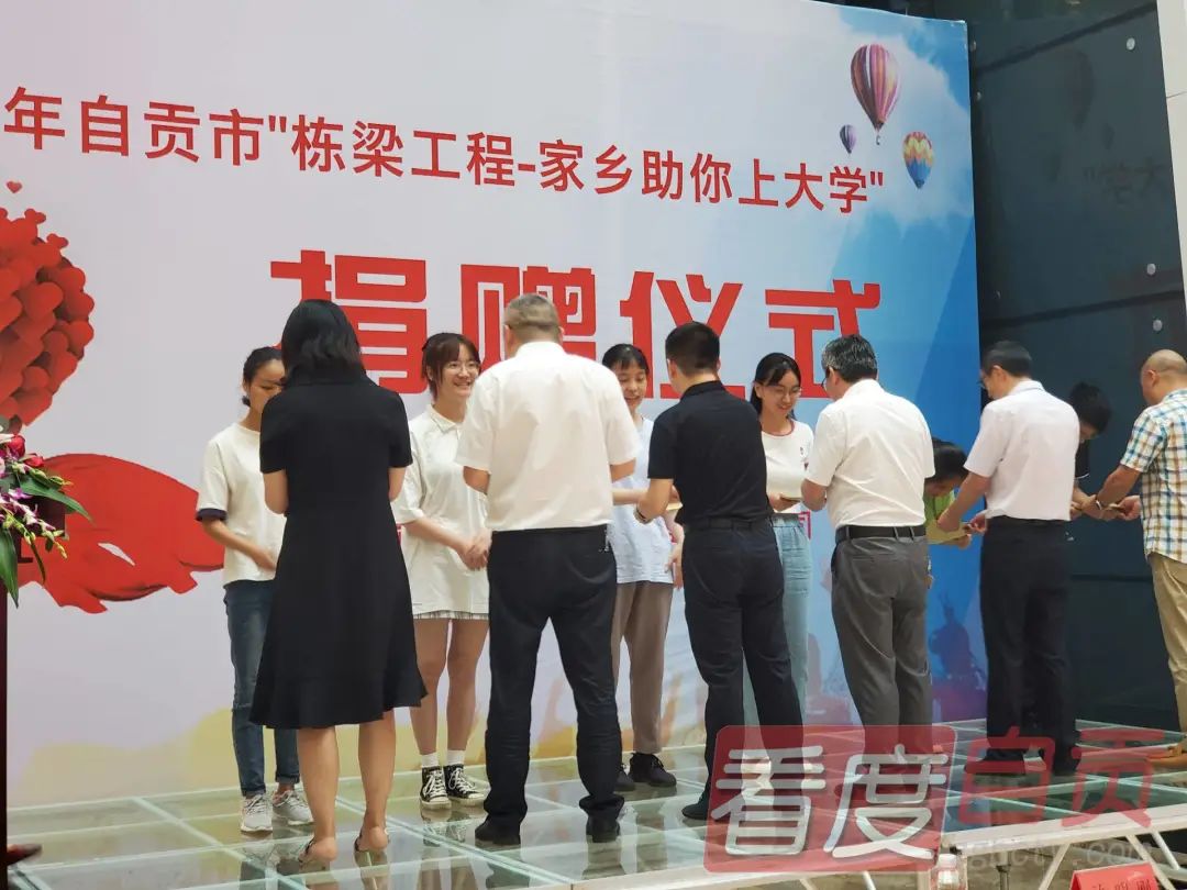家乡助你上大学|12名“准大学生”终圆大学梦-2.jpg