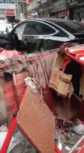 突发！四川南充一特斯拉失控致2死6伤，警方通报来了-4.jpg