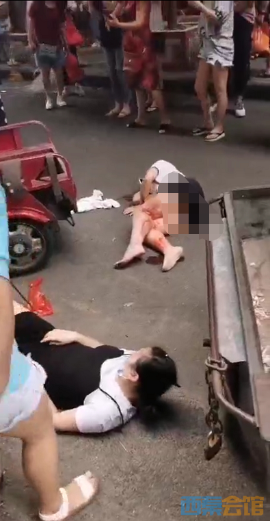 突发！四川南充一特斯拉失控致2死6伤，警方通报来了-2.png