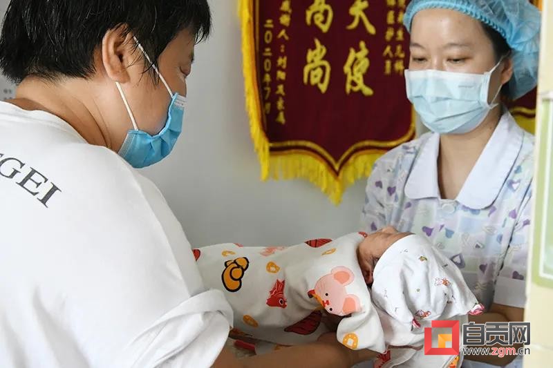 全市首例龙凤胎试管婴儿诞生！哥哥体重1360g，妹妹体重1440g，属于早产儿-2.jpg