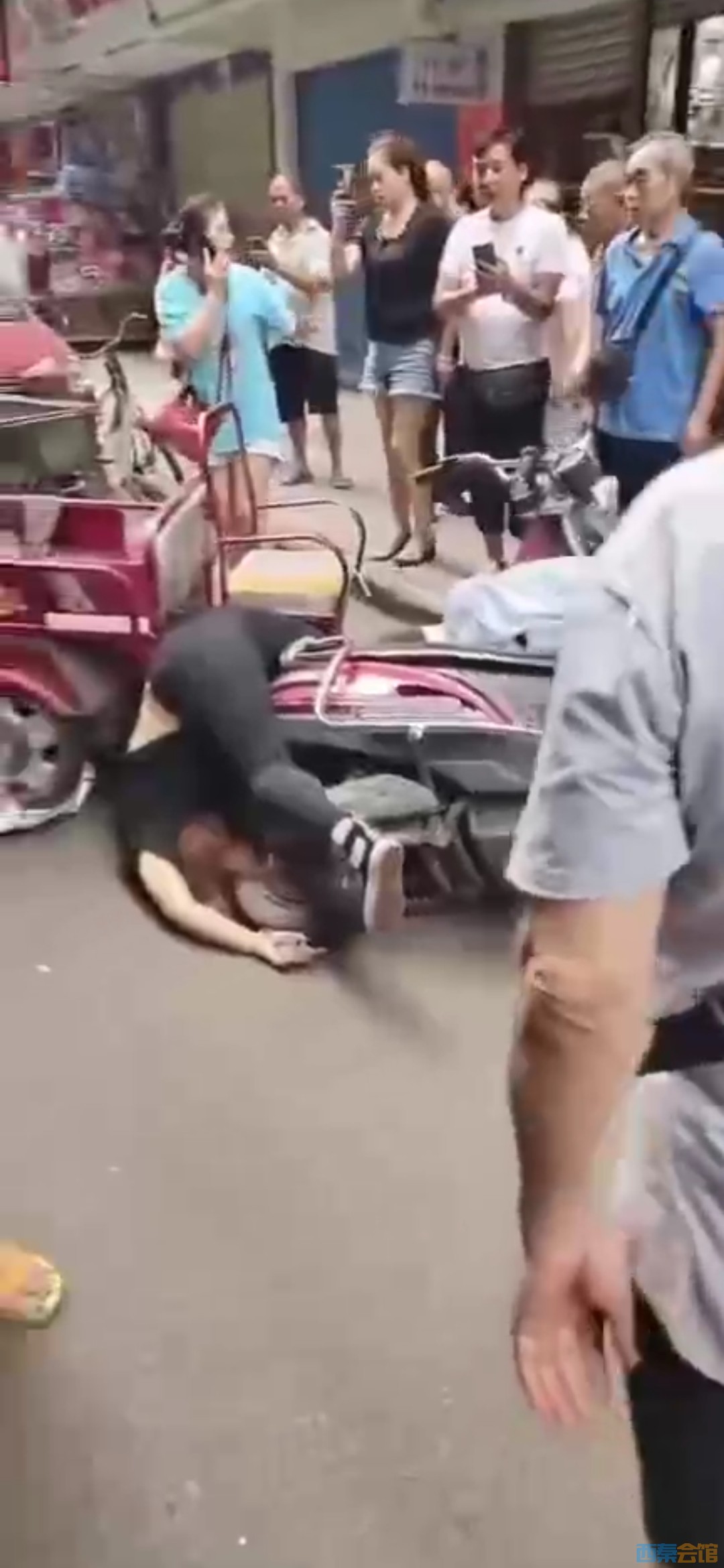 突发！四川南充一特斯拉失控致2死6伤，警方通报来了-3.jpg