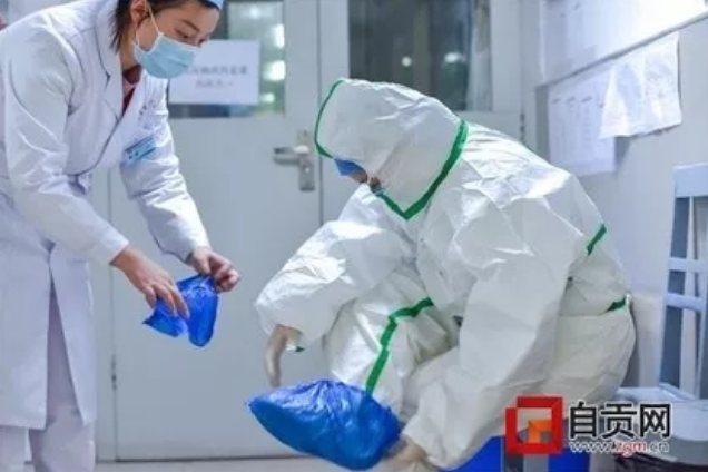 在“最美逆行”中用生命守护生命——自贡2.56万名医卫工作者战“疫”记-11.png