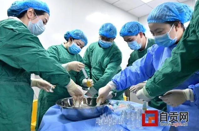 在“最美逆行”中用生命守护生命——自贡2.56万名医卫工作者战“疫”记-33.jpg