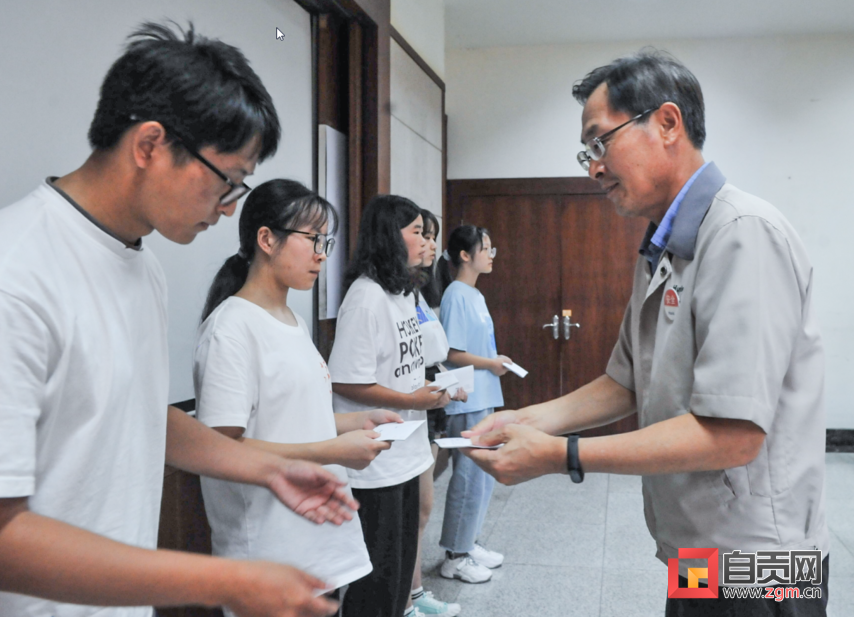 四川汇维仕公司金秋助学送温暖-1.png