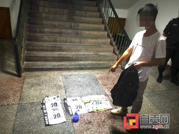 顶风作案，自贡男子深夜张贴“牛皮癣” 被现场挡获-1.jpg