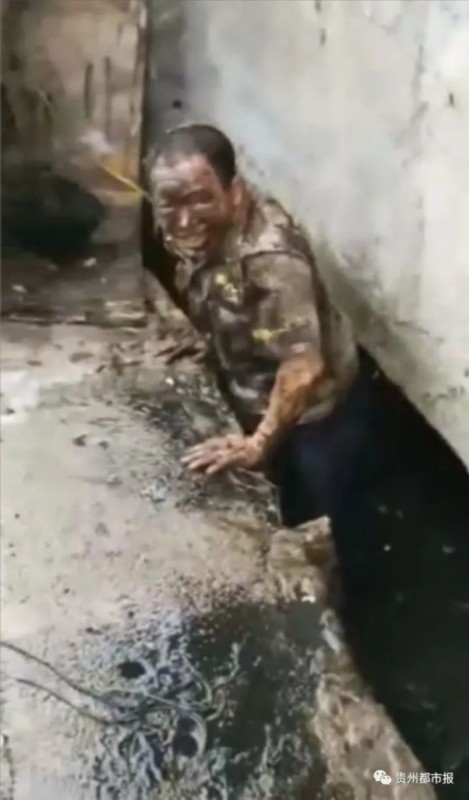 民警为救猪跳进化粪池：“这头猪是群众一年的收入”-4.jpg