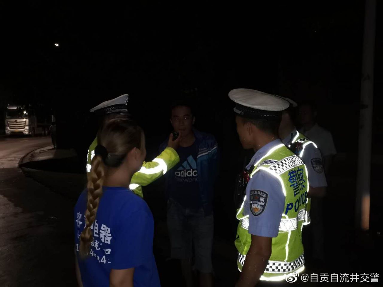 自流井交警周末夜查整治行动，查获酒驾2起！-2.jpg