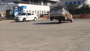 要咋子？自贡一司机上演“倒车”神操作-1.gif